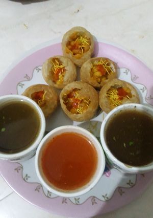 રગડા પૂરી (ragda puri recipes in Gujarati) રેસીપી મુખ્ય ફોટો