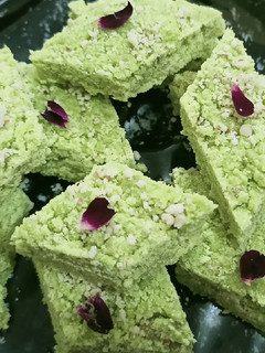 पीनट बर्फी (peanut barfi recipe in Hindi) रेसिपी मुख्य फोटो