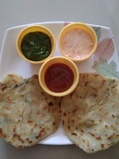 આલુ પરોઠા (Aloo Paratha Recipe In Gujarati) રેસીપી મુખ્ય ફોટો