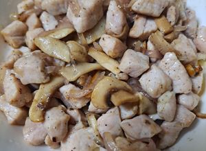 Hình của món Thịt heo xào nấm mỡ.