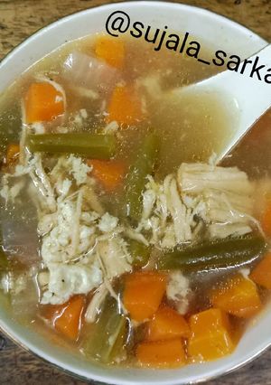 চিকেন স্যুপ (Chicken Soup Recipe In Bengali) রেসিপির প্রধান ছবি