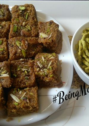 A picture of Spinach Gathiyas-Mohanthal/Besan Fudge.