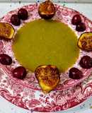 Crema fría de verduras con brevas a la plancha y cerezas