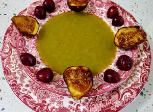 Foto principal de Crema fría de verduras con brevas a la plancha y cerezas