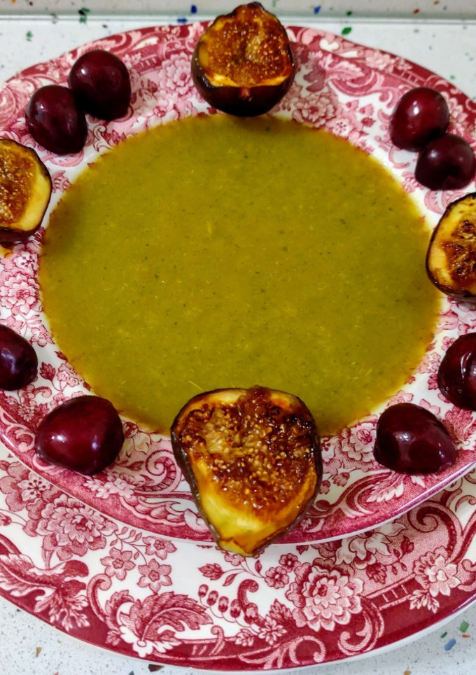 Una foto de Crema fría de verduras con brevas a la plancha y cerezas