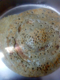 கறுப்பு உளுந்து தோசை (Karuppu ulunthu dosai recipe in tamil) செய்முறை முக்கிய புகைப்படம்