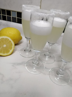Una foto de Pisco sour con azúcar flor