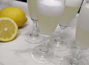 Una foto de Pisco sour con azúcar flor