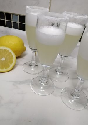 Una foto de Pisco sour con azúcar flor