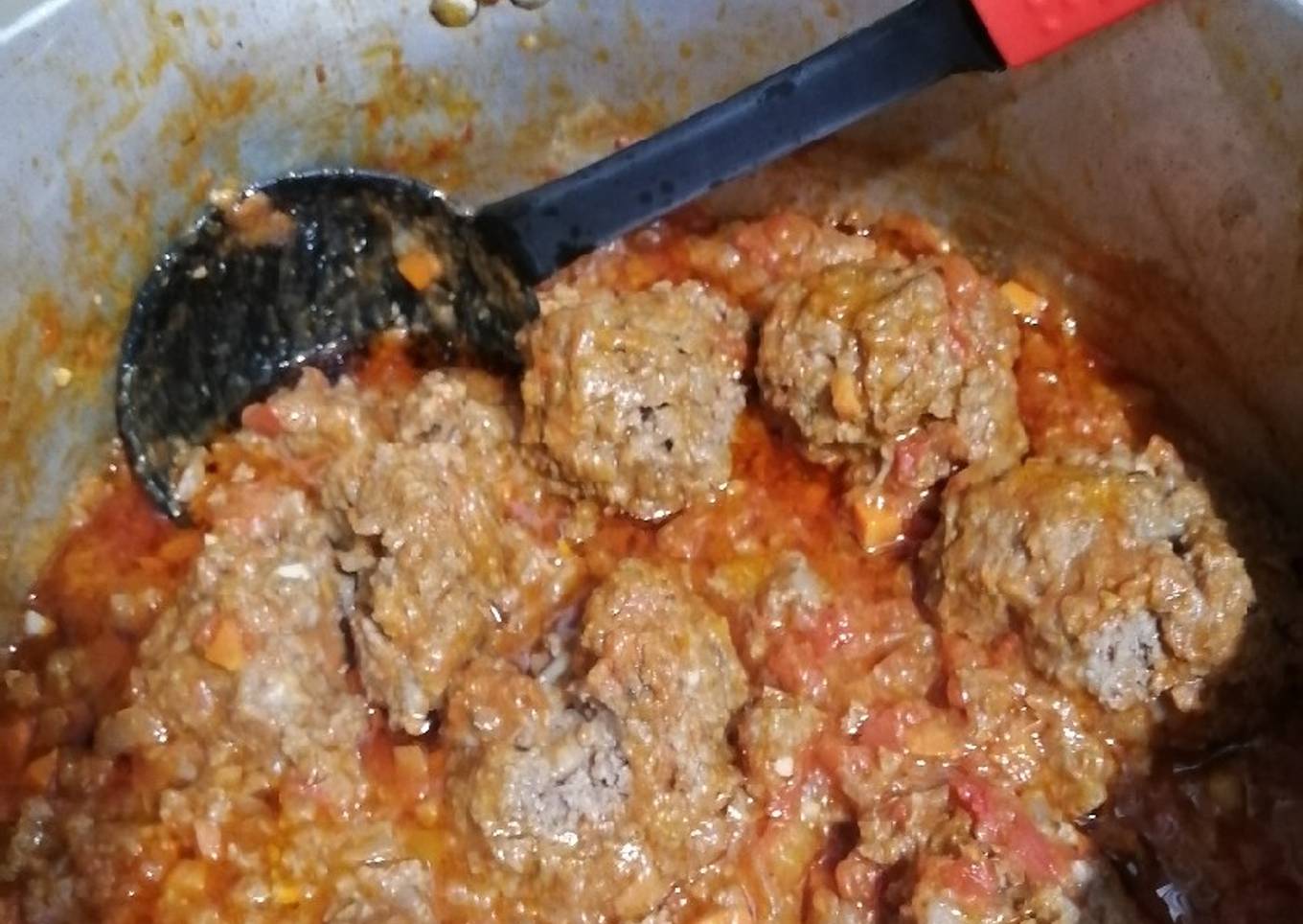 ALBÓNDIGAS DE CARNE en salsa de tomates