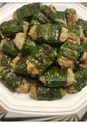 Hình của món Thịt cuốn lá tỏi nướng.