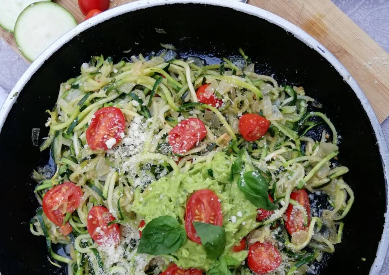 Espaguetis de calabacín salteados con pesto de aguacate