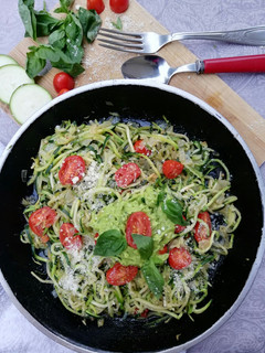 Una foto de Espaguetis de calabacín salteados con pesto de aguacate