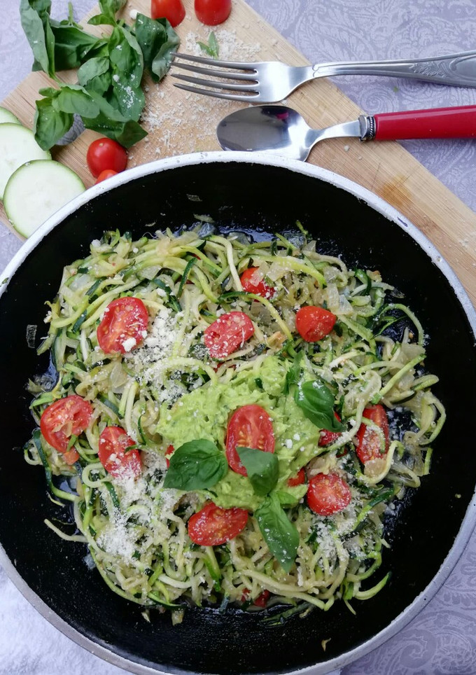 Una foto de Espaguetis de calabacín salteados con pesto de aguacate