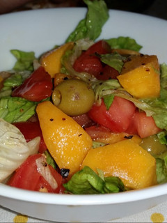 Una foto de Ensalada de Verano con Melocotones frescos