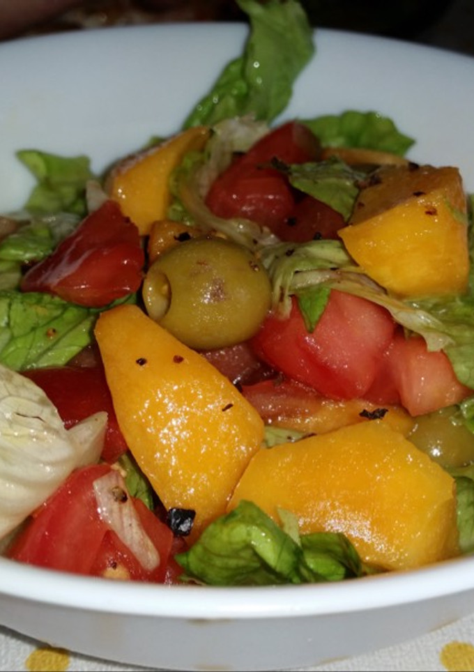 Una foto de Ensalada de Verano con Melocotones frescos