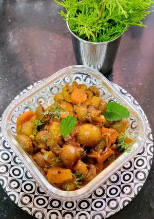A picture of Mixed Veg And Mushrooms Curry.