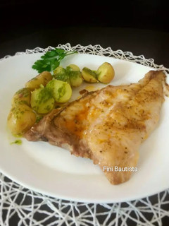 Una foto de Besugo con patatas y mojo verde