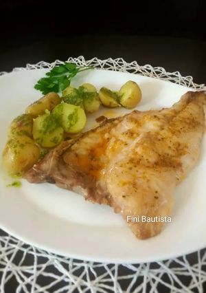 Una foto de Besugo con patatas y mojo verde
