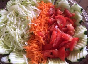 Una foto de Ensalada propia para tacos o flautas, fácil y rápido