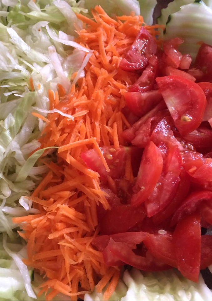 Una foto de Ensalada propia para tacos o flautas, fácil y rápido