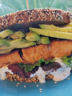 Una foto de Bocadillo de Salmón Teriyaki