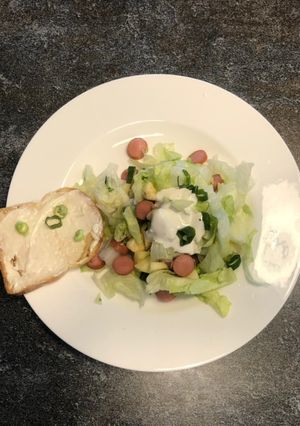 Jégsaláta virslivel, gyümölccsel recept fotója