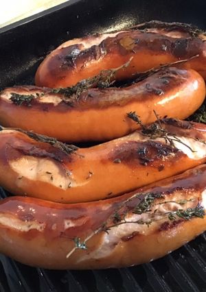 Une photo de Saucisses fumées grillées au thym du jardin