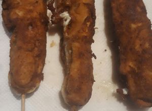 Una foto de Banderillas de queso y salchichas.. corn dogs