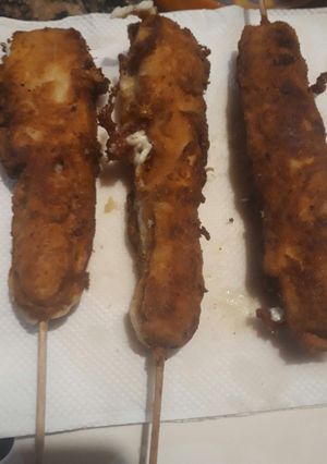 Una foto de Banderillas de queso y salchichas.. corn dogs
