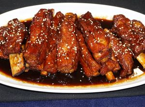 Una foto de Shanghai sweet and sour pork spareribs