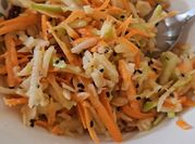 Una foto de ensalada de palmitos y manzana
