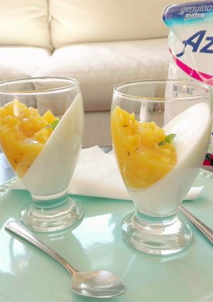 Una foto de Panna Cotta de limón con salsa de piña