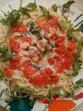 Pasta con cherries, palometa y rúcula