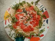 Una foto de pasta con caldo de pescado