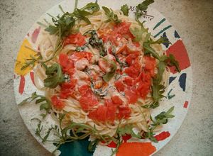 Una foto de Pasta con cherries, palometa y rúcula