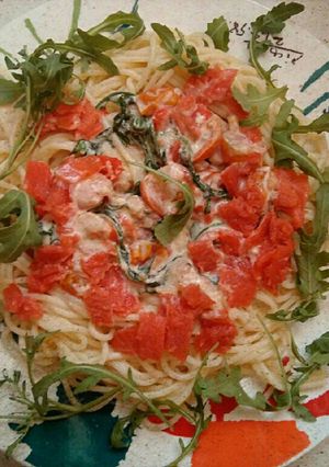 Una foto de Pasta con cherries, palometa y rúcula