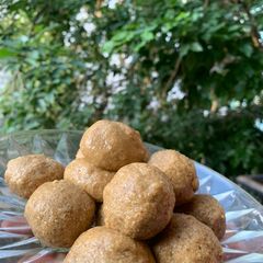 A picture of Besan oats ladoo.