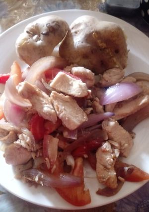 Una foto de Pollo saltado