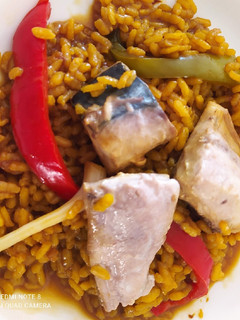 Una foto de Paella con bonito, pimientos y ajos tiernos