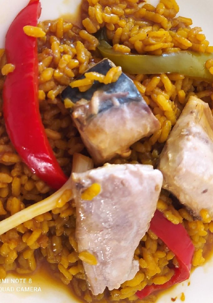 Una foto de Paella con bonito, pimientos y ajos tiernos