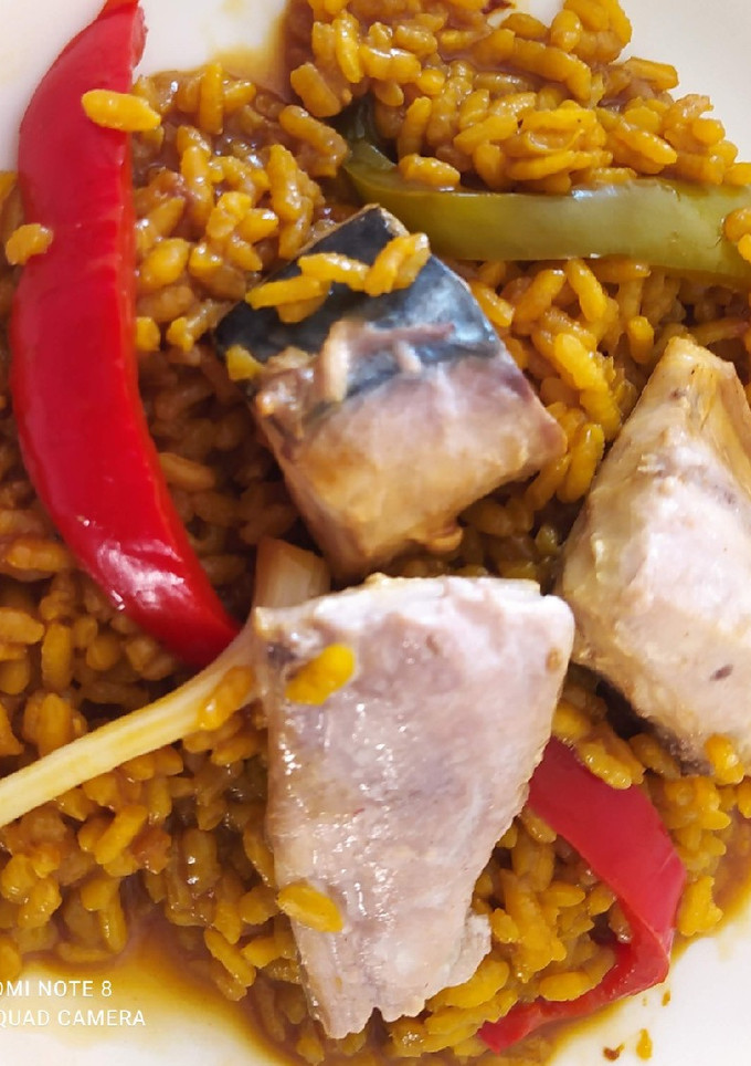 Una foto de Paella con bonito, pimientos y ajos tiernos