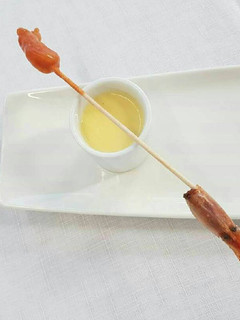 Una foto de Sopa fría de naranja con quisquillas
