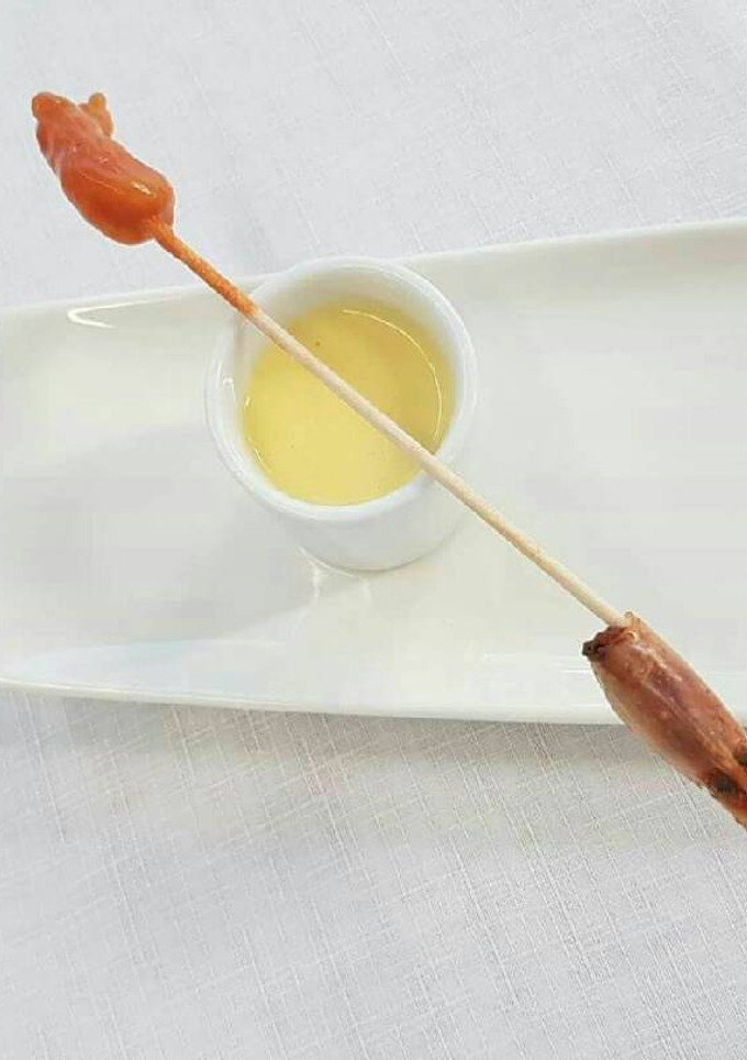 Una foto de Sopa fría de naranja con quisquillas