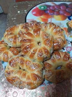 O poză a rețetei Covrigi dulci umpluți cu dulceață de cireșe.