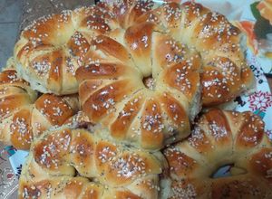 O poză a rețetei Covrigi dulci umpluți cu dulceață de cireșe.