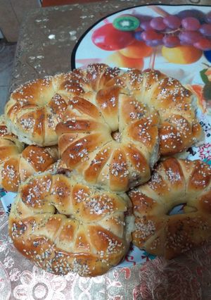 O poză a rețetei Covrigi dulci umpluți cu dulceață de cireșe.