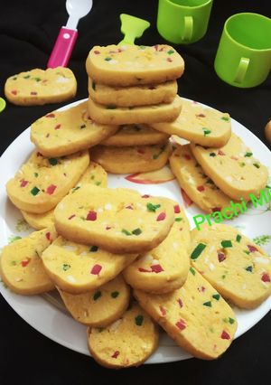 टूटी फ्रूटी कराची बिस्कुट (tutti frutti karachi biscuit recipe in Hindi) रेसिपी मुख्य फोटो