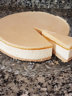 Una foto de Tarta de chocolate blanco y mermelada de melocotón