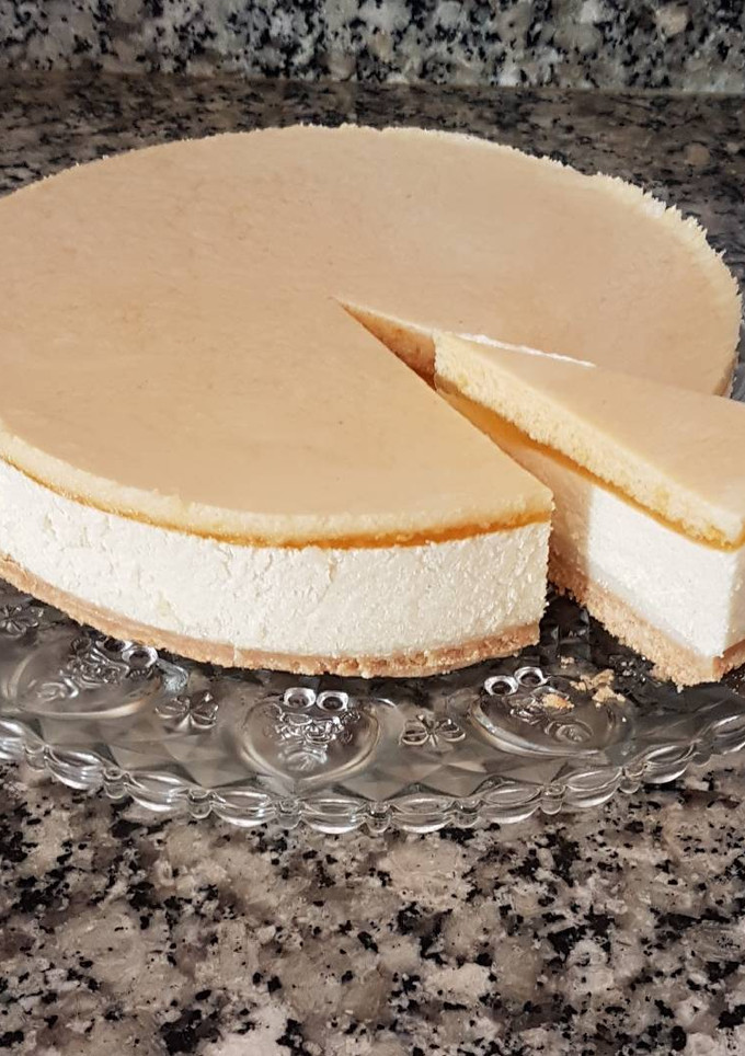 Una foto de Tarta de chocolate blanco y mermelada de melocotón